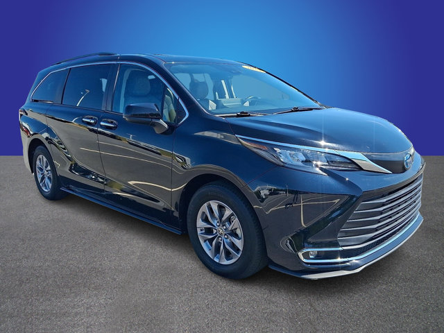 Used 2024 Toyota Sienna XLE FWD image 3