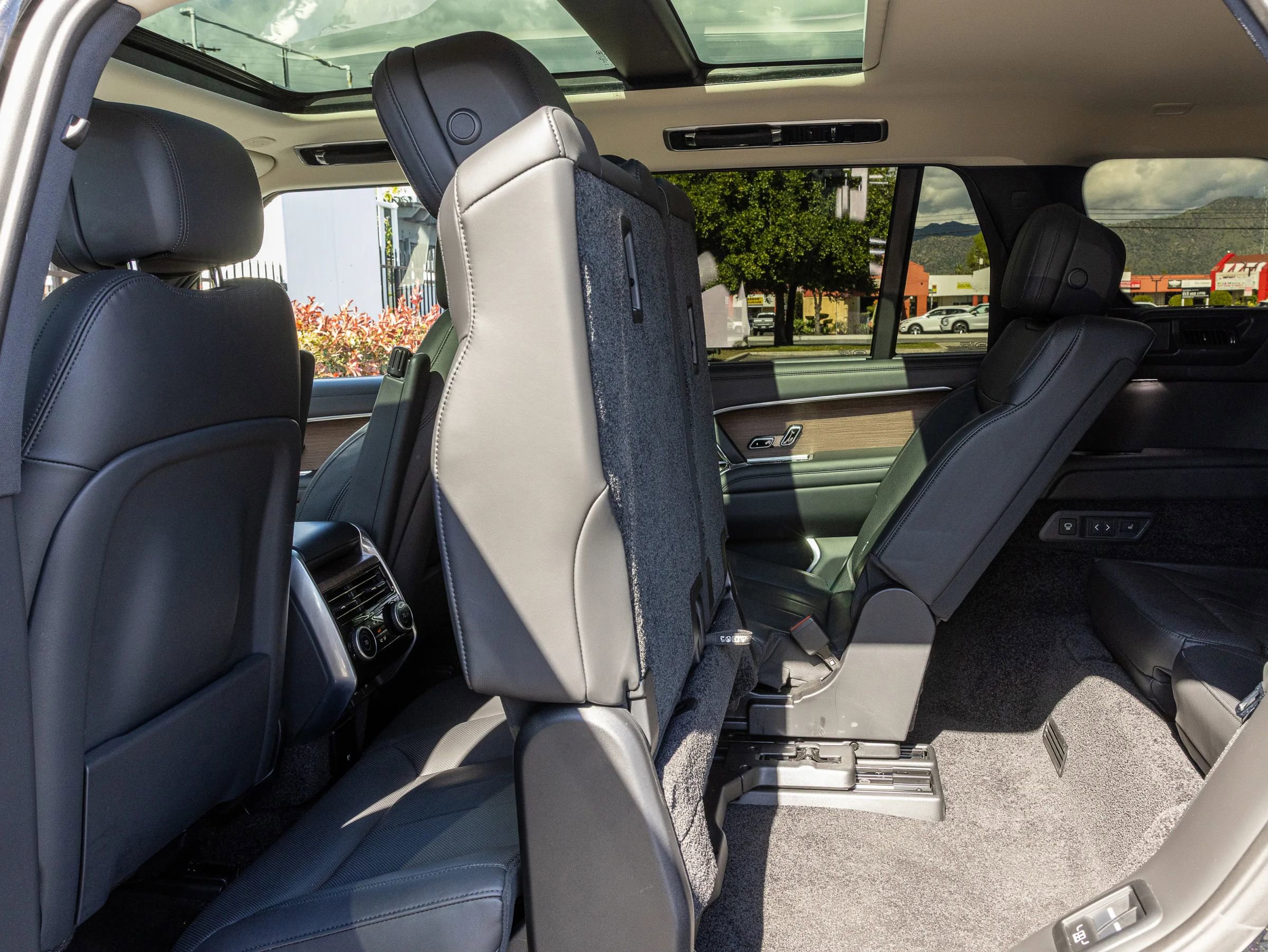 Used 2025 Land Rover Range Rover Long Wheelbase SE image 28