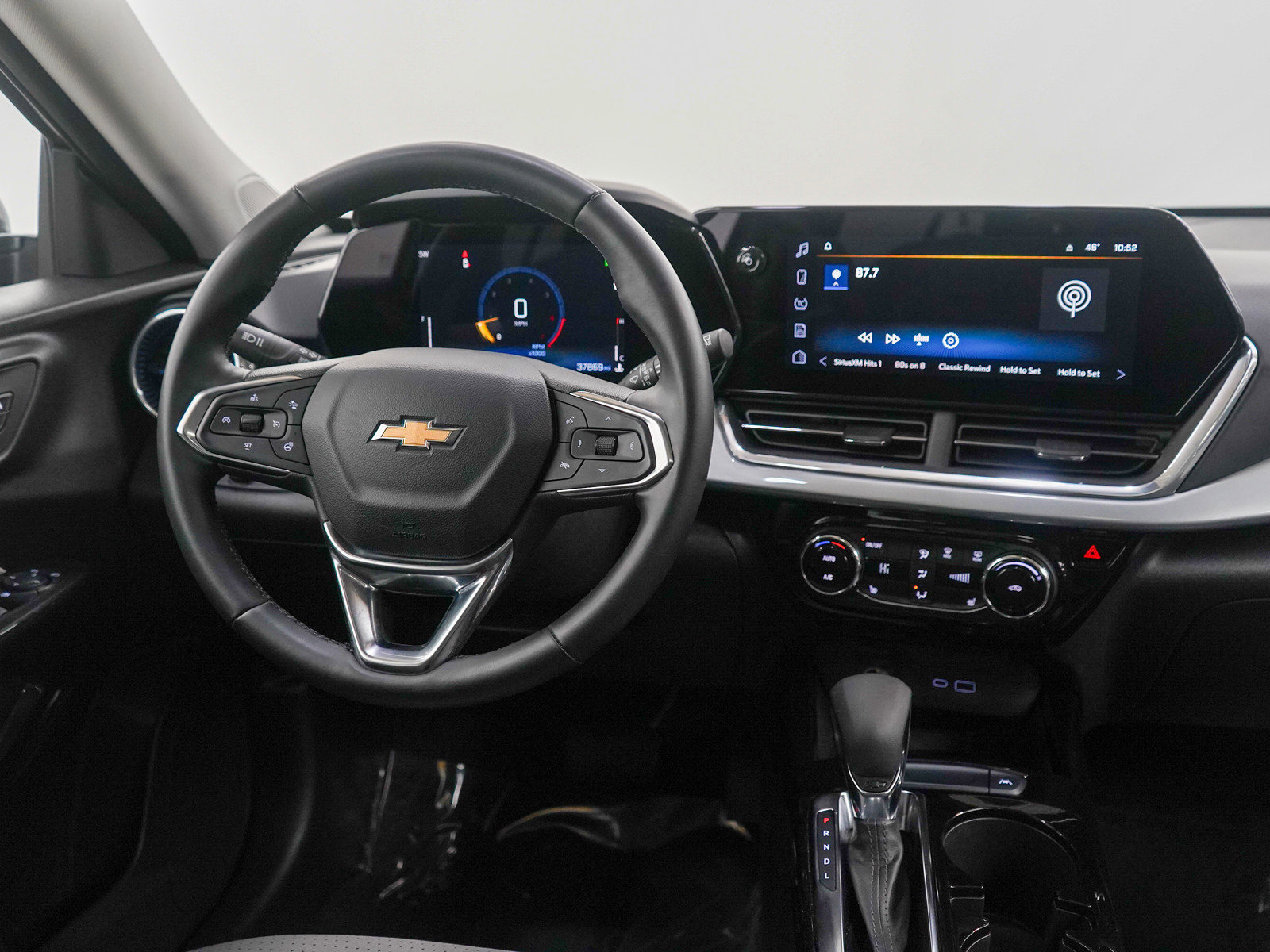 Used 2024 Chevrolet Trax LT w/ Sunroof Package image 12