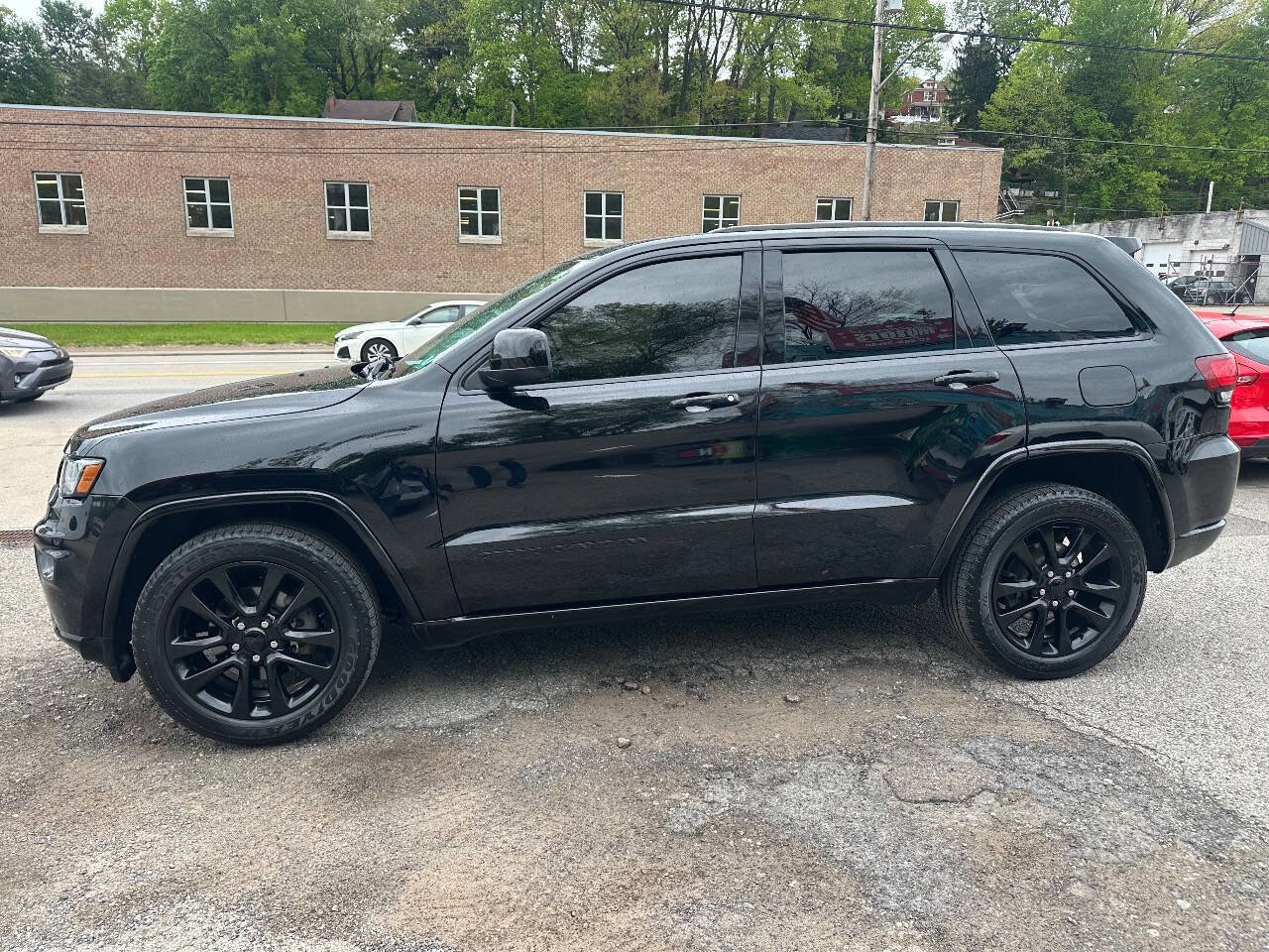Used 2017 Jeep Grand Cherokee Altitude AWD/4WD image 5