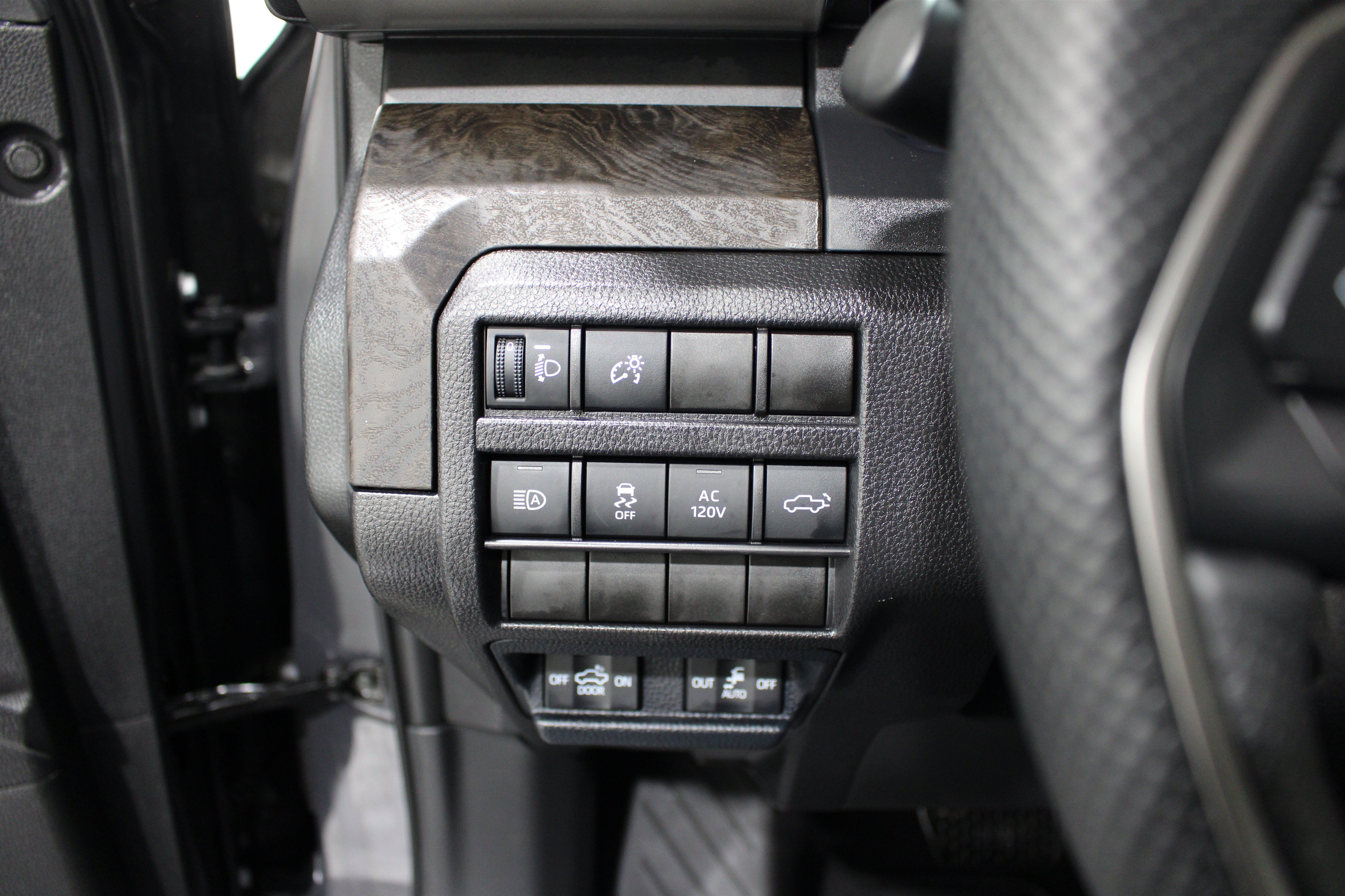 Used 2025 Toyota Tacoma Limited AWD/4WD image 8