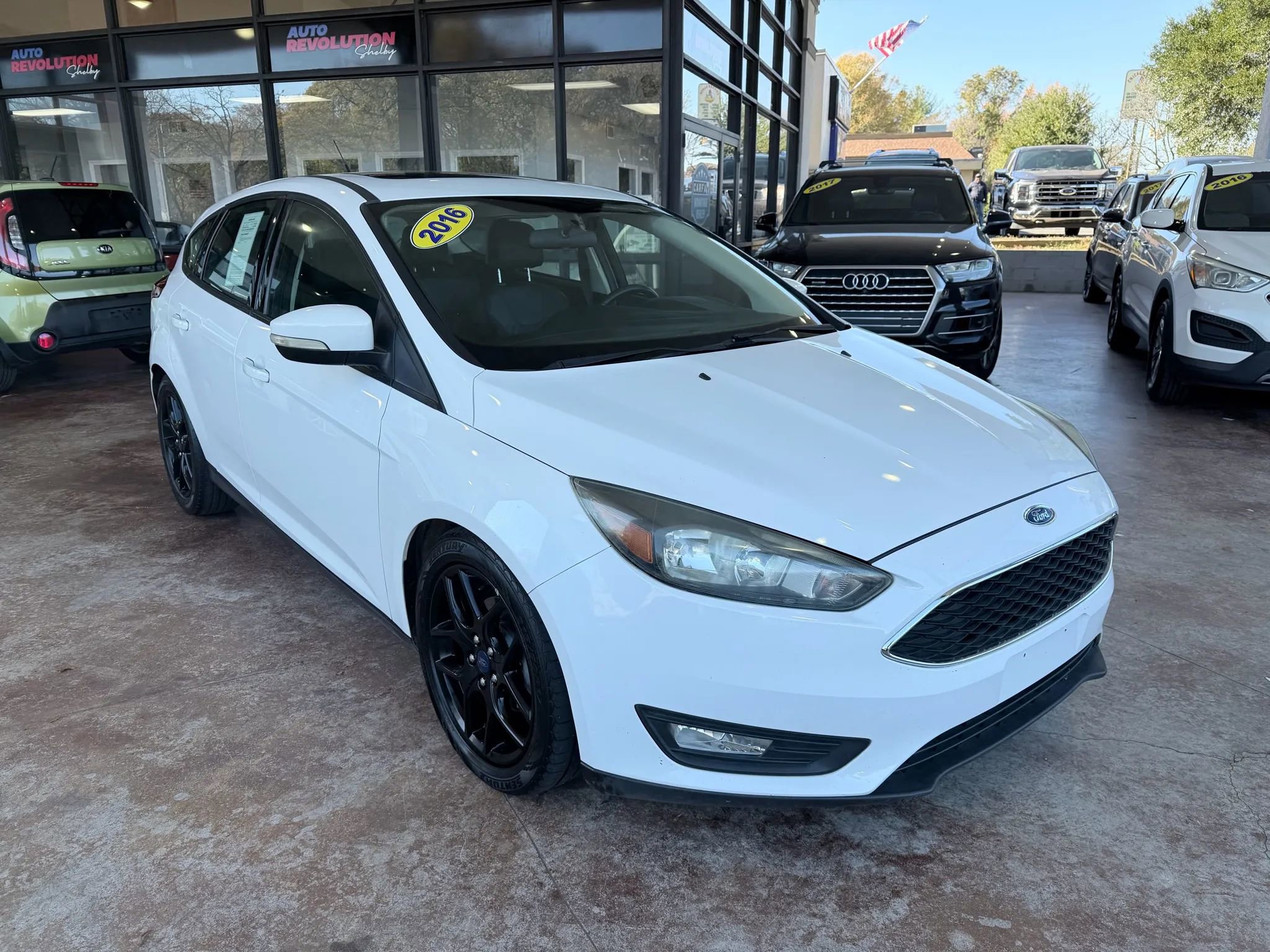 Used 2016 Ford Focus SE w/ Equipment Group 201A image 2