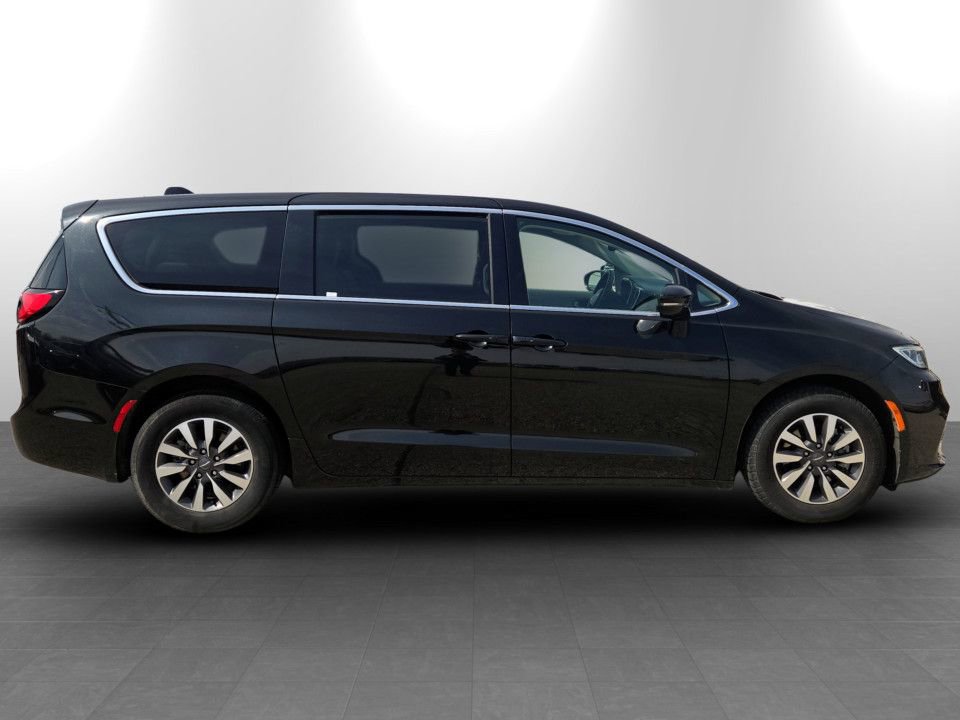 Used 2024 Chrysler Pacifica Select image 5