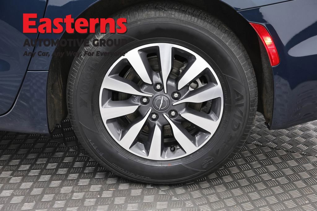 Used 2023 Chrysler Pacifica Touring-L FWD image 34