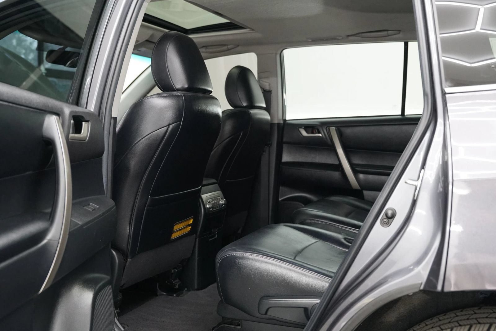 Used 2012 Toyota Highlander SE w/ Tow Pkg FWD image 28