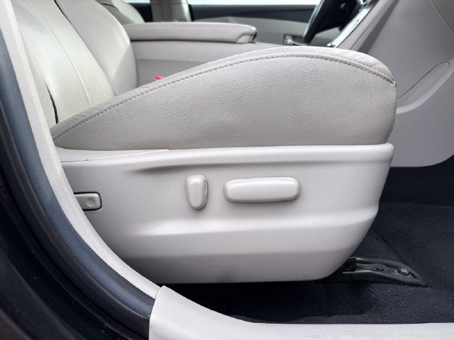 Used 2011 Toyota Venza AWD w/ Comfort Pkg image 4