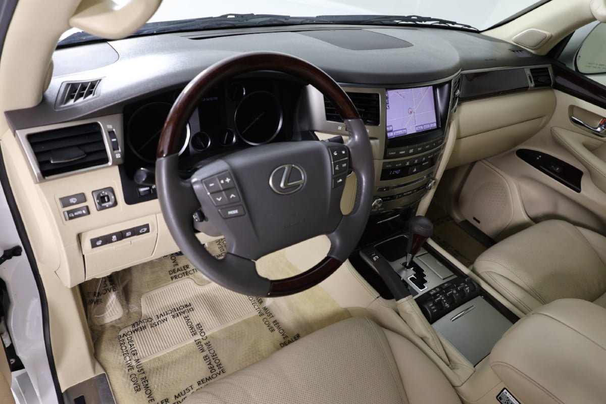 Used 2013 Lexus LX 570 4WD w/ Luxury Pkg w/Pre-crash image 23