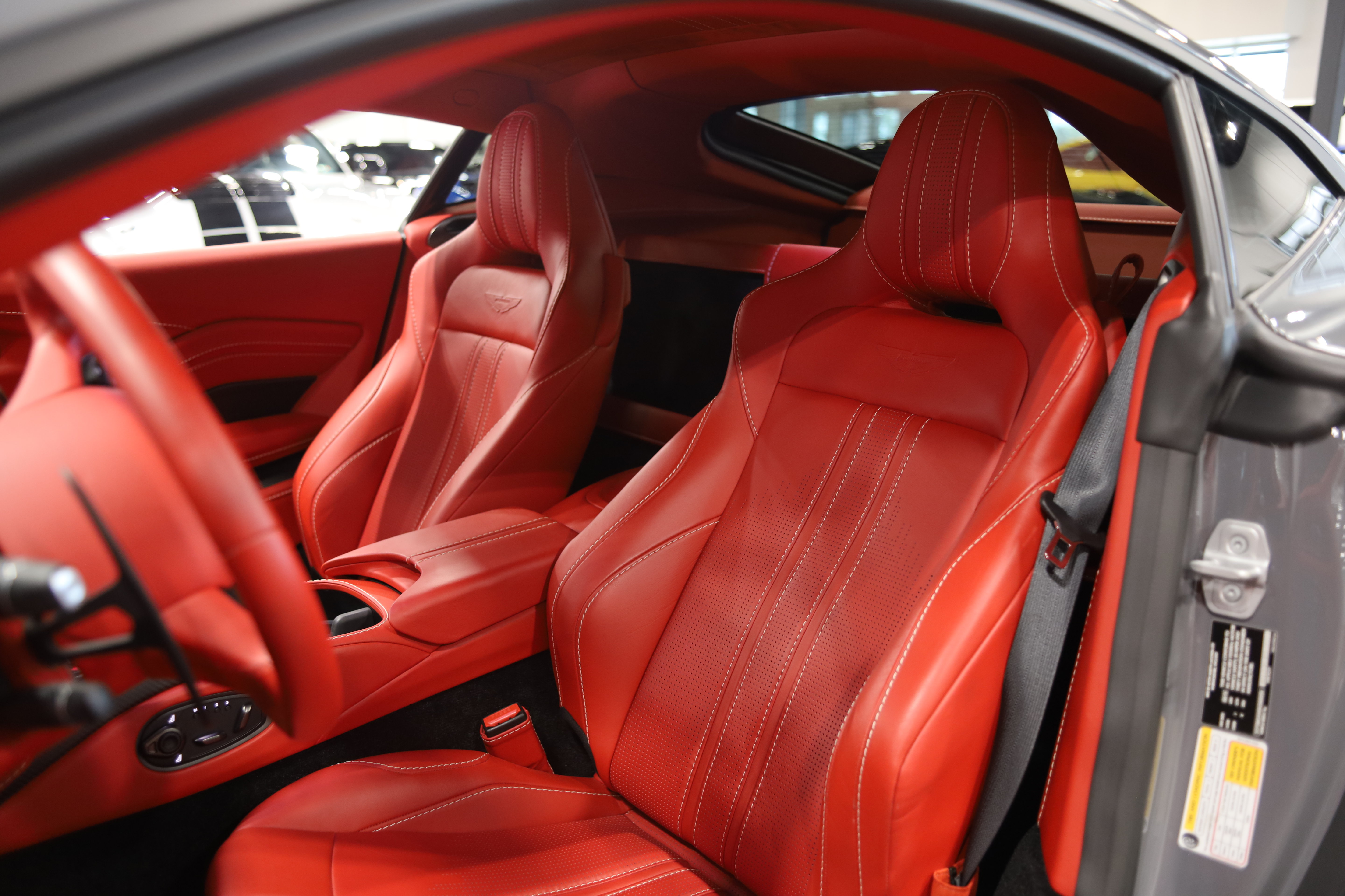 Used 2019 Aston Martin V8 Vantage Coupe RWD image 13