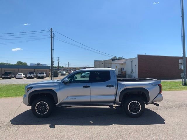 Used 2025 Toyota Tacoma TRD Off-Road AWD/4WD image 4