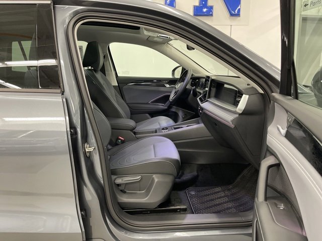 New 2025 Volkswagen Tiguan SE image 13