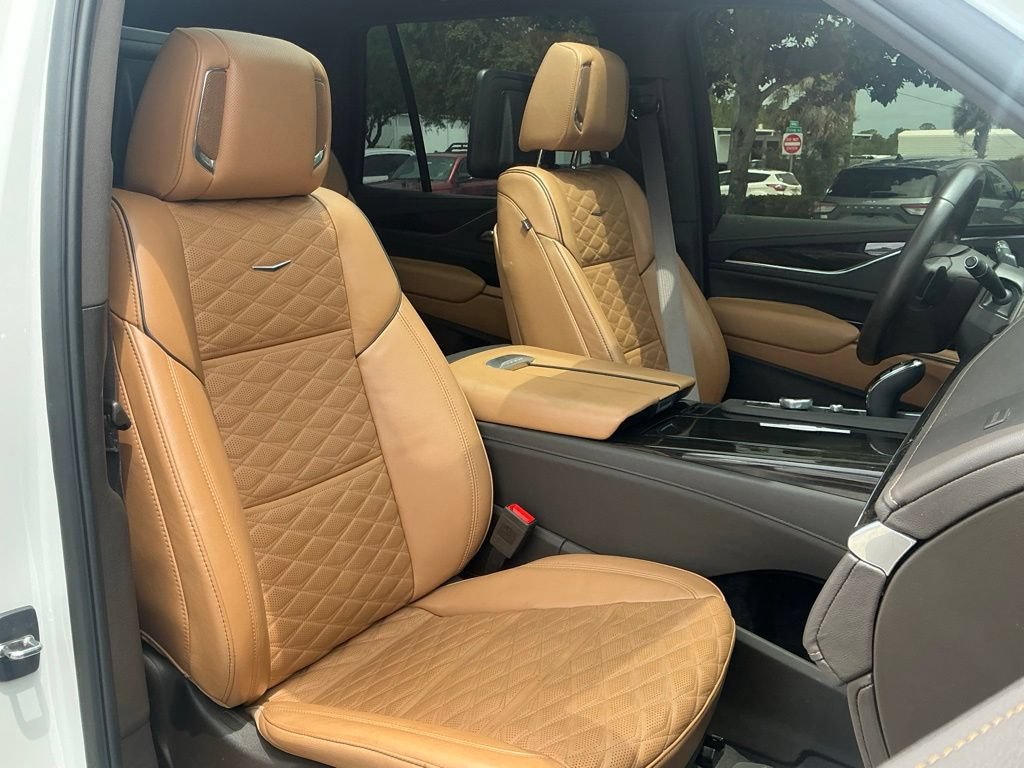 Used 2023 Cadillac Escalade Premium Luxury w/ Performance Package AWD/4WD image 33