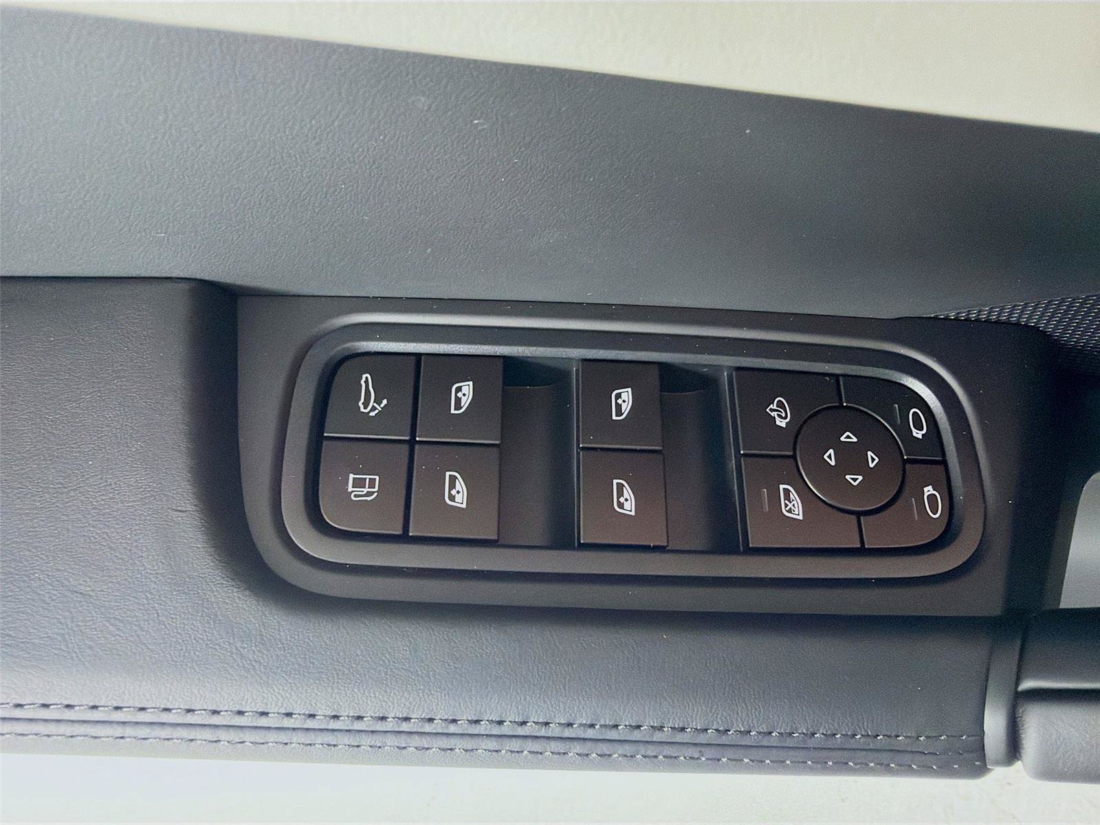 New 2026 Porsche Cayenne Coupe AWD/4WD image 7