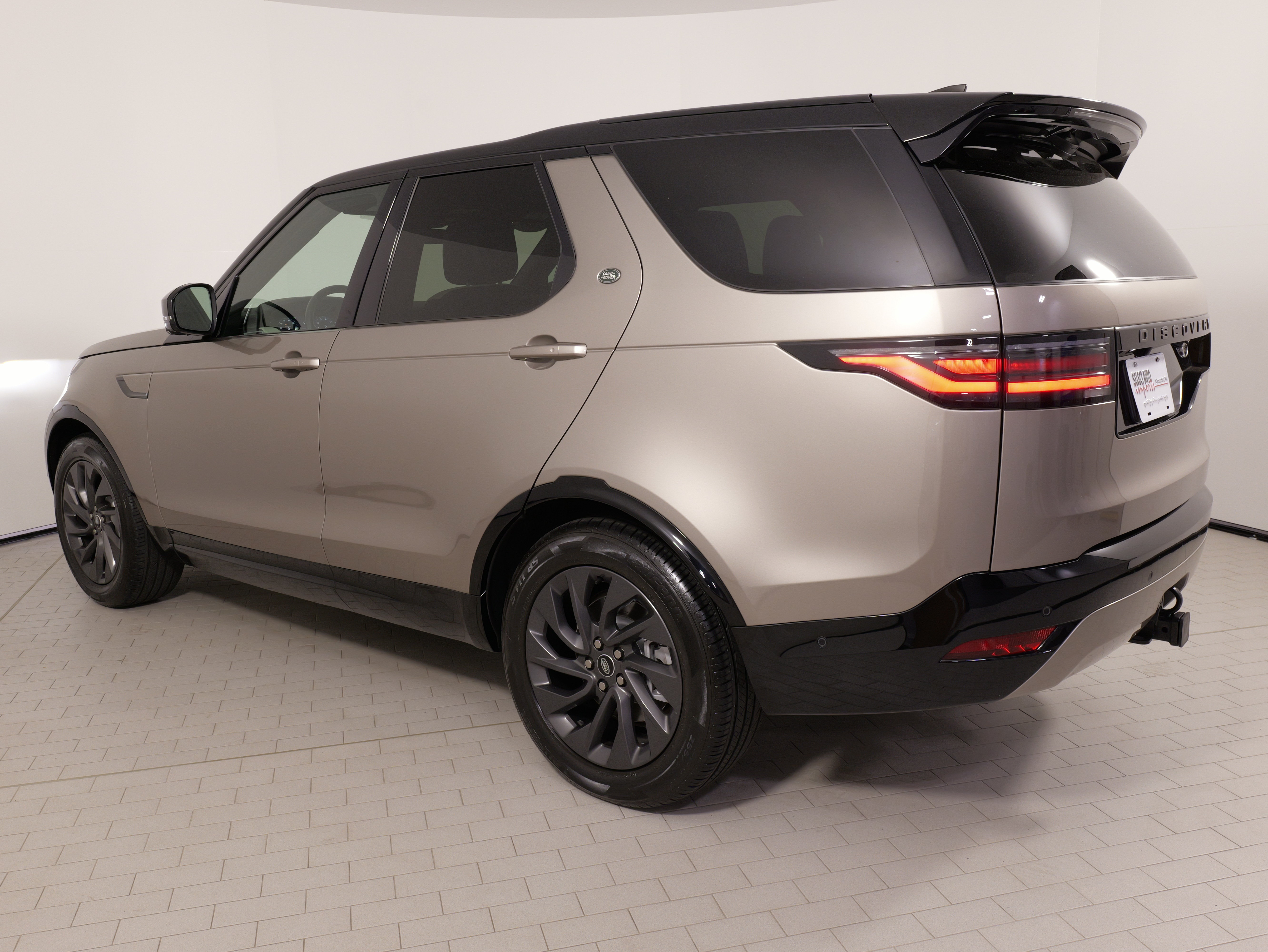 Used 2023 Land Rover Discovery S R-Dynamic AWD/4WD image 18