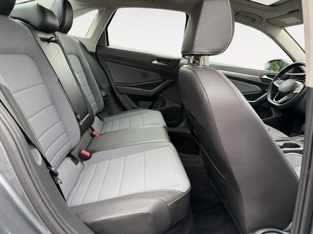 Used 2025 Volkswagen Jetta SE FWD image 23