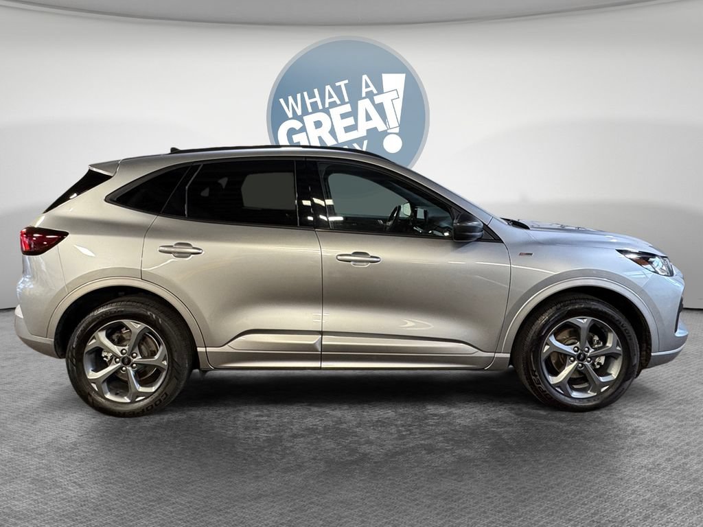 Used 2023 Ford Escape ST-Line w/ Tech Pack #1 AWD/4WD image 2