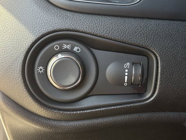 Used 2023 Jeep Renegade Latitude AWD/4WD image 24