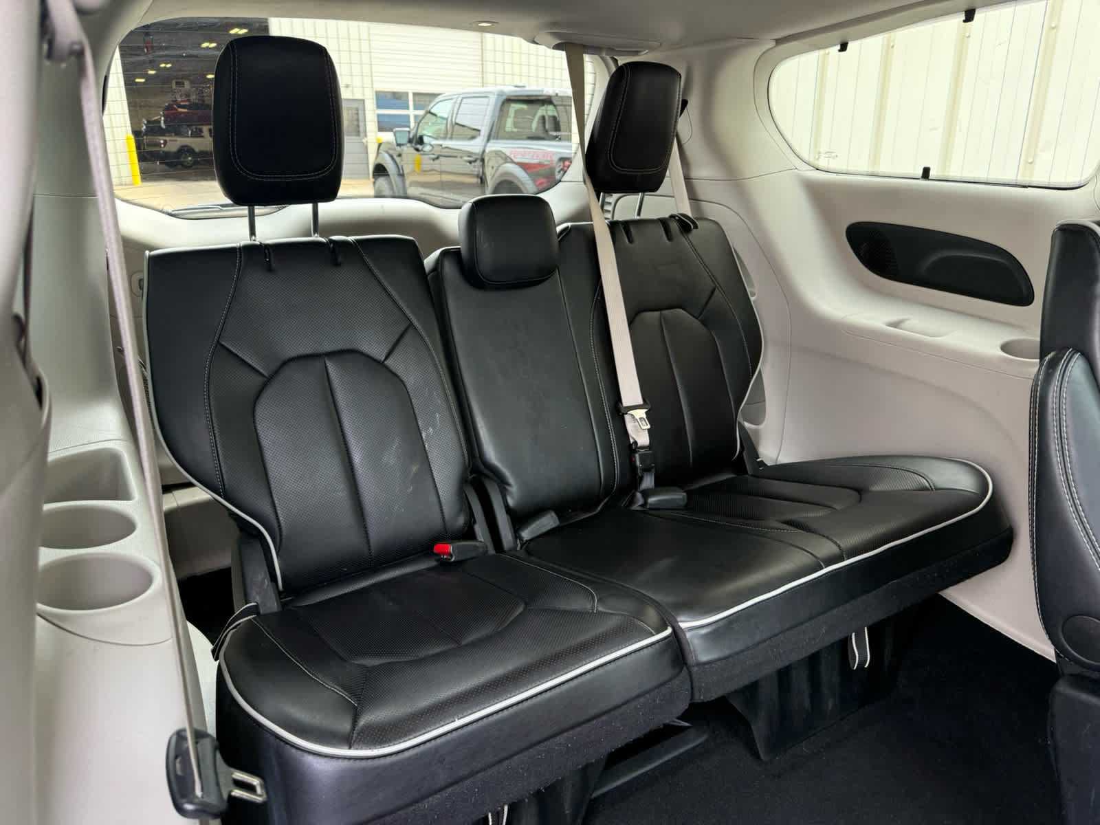 Used 2024 Chrysler Pacifica Limited FWD image 8