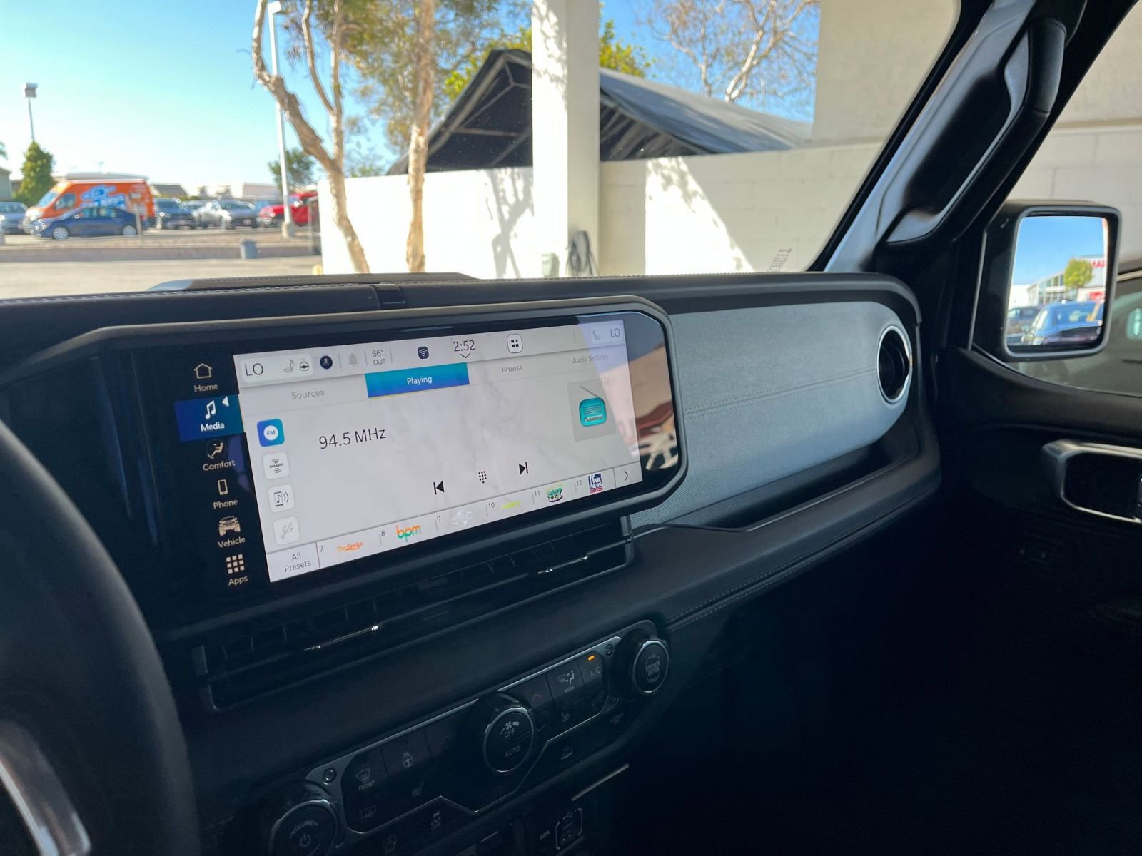 Used 2025 Jeep Wrangler Sahara image 18