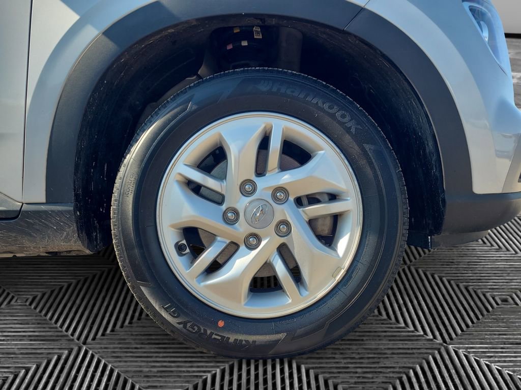 Used 2022 Hyundai Venue SE w/ Cargo Package FWD image 16
