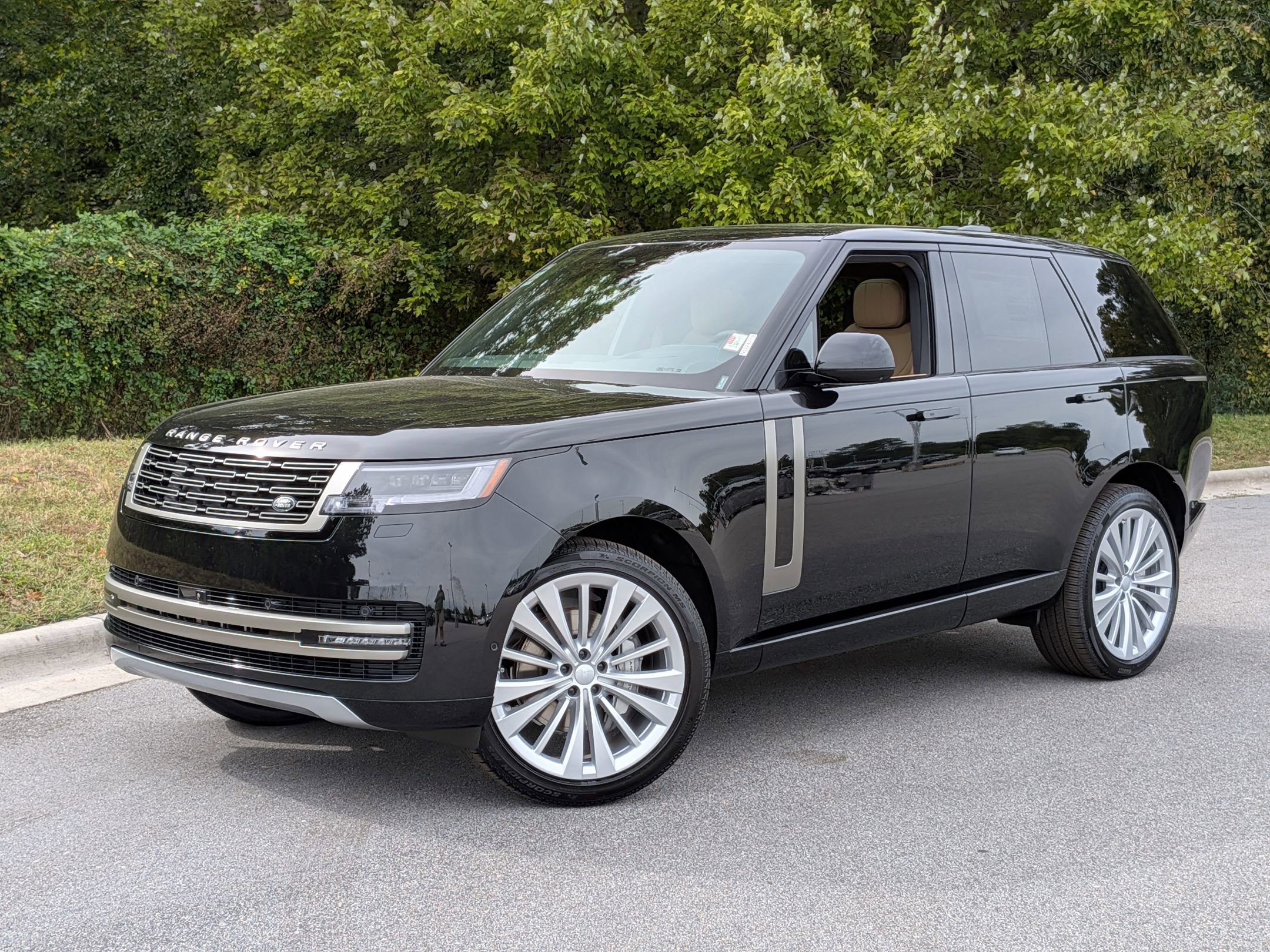New 2025 Land Rover Range Rover SE