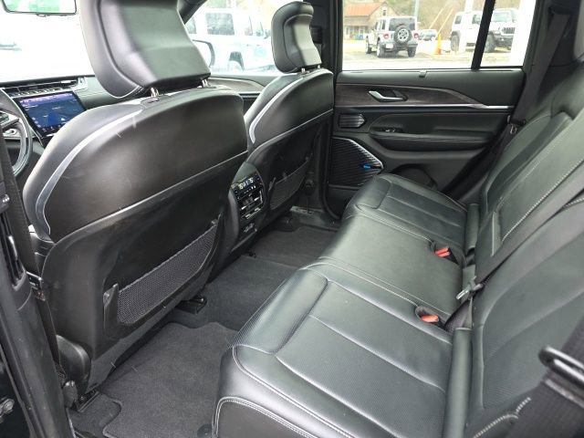 Used 2022 Jeep Grand Cherokee Overland w/ Advanced Protech Group III image 25