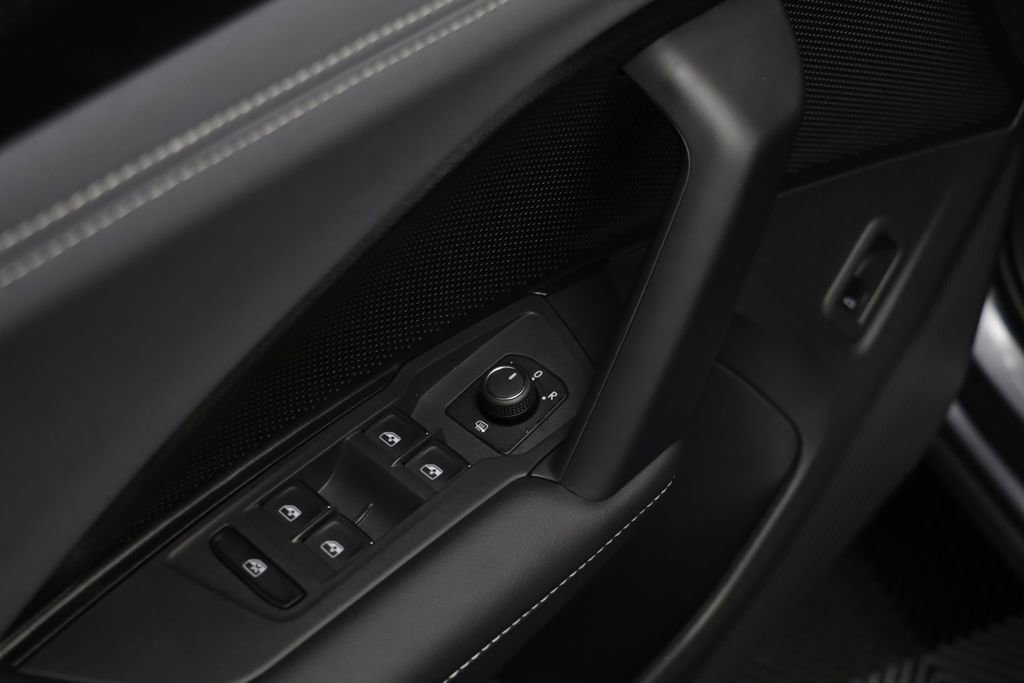 Used 2025 Volkswagen Tiguan SE w/ Panoramic Sunroof Package AWD/4WD image 6