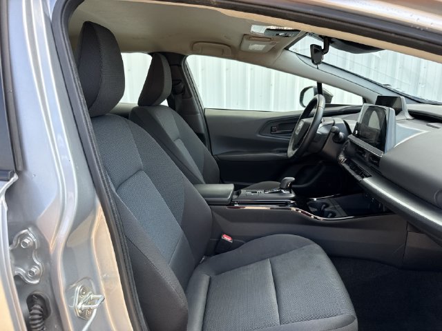 Used 2025 Toyota Prius LE FWD image 28