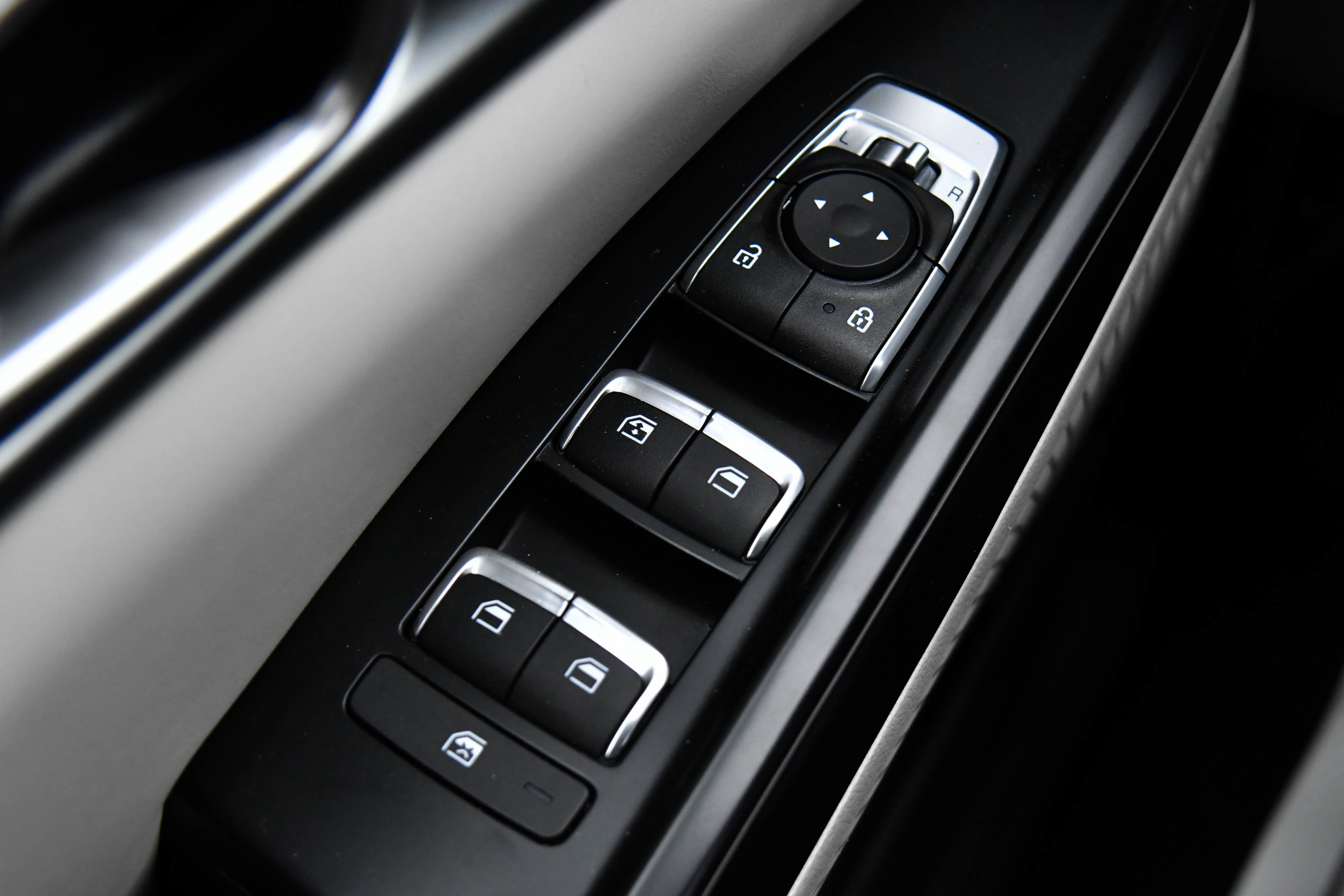 Used 2024 Kia Carnival LX image 33