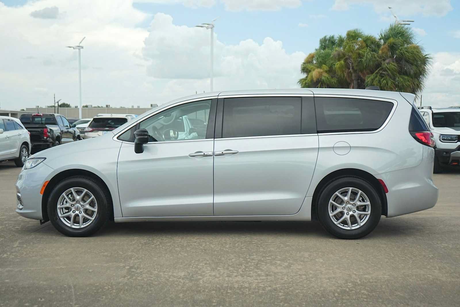 Used 2024 Chrysler Pacifica Touring-L FWD image 3