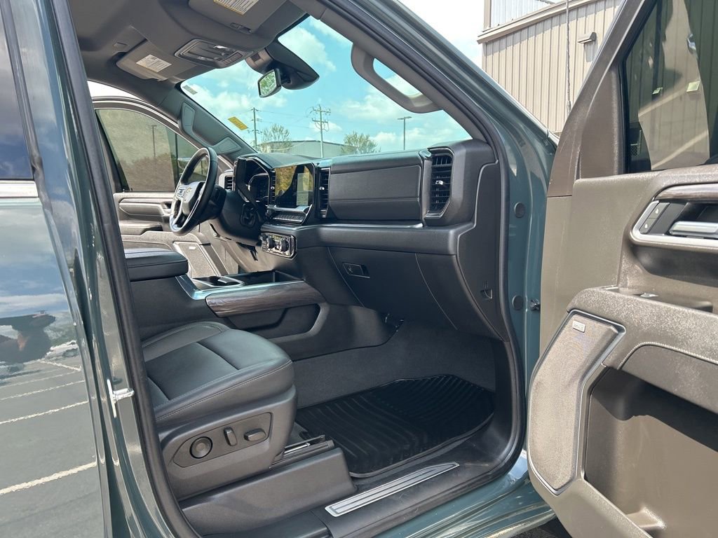 Used 2025 Chevrolet Silverado 2500 LTZ w/ LTZ Convenience Package image 32