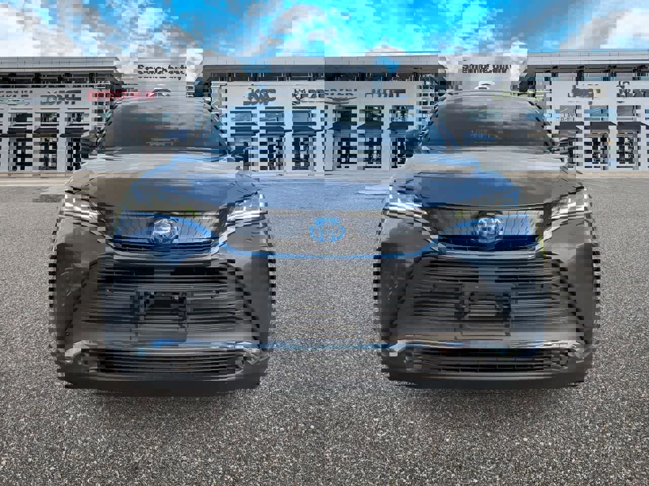 Used 2022 Toyota Venza XLE image 3