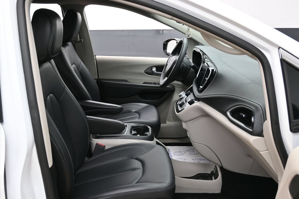 Used 2024 Chrysler Pacifica Touring-L FWD image 37