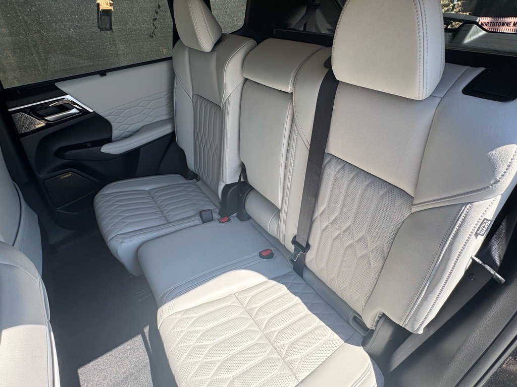 Used 2025 Mitsubishi Outlander AWD image 21