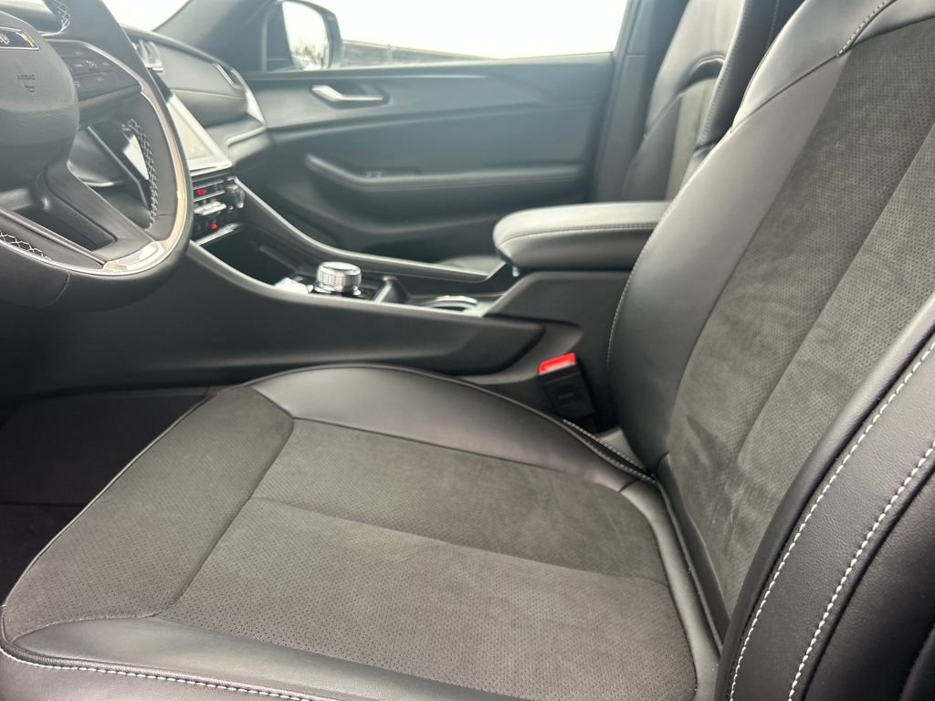 New 2025 Jeep Grand Cherokee Altitude image 14