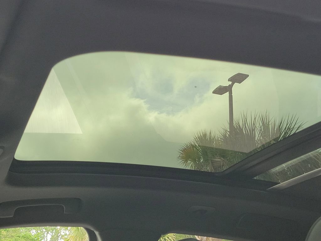 Certified 2025 Porsche Macan image 28