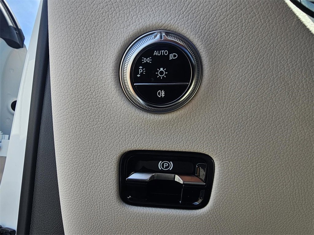 Used 2025 Mercedes-Benz GLC 300 image 14