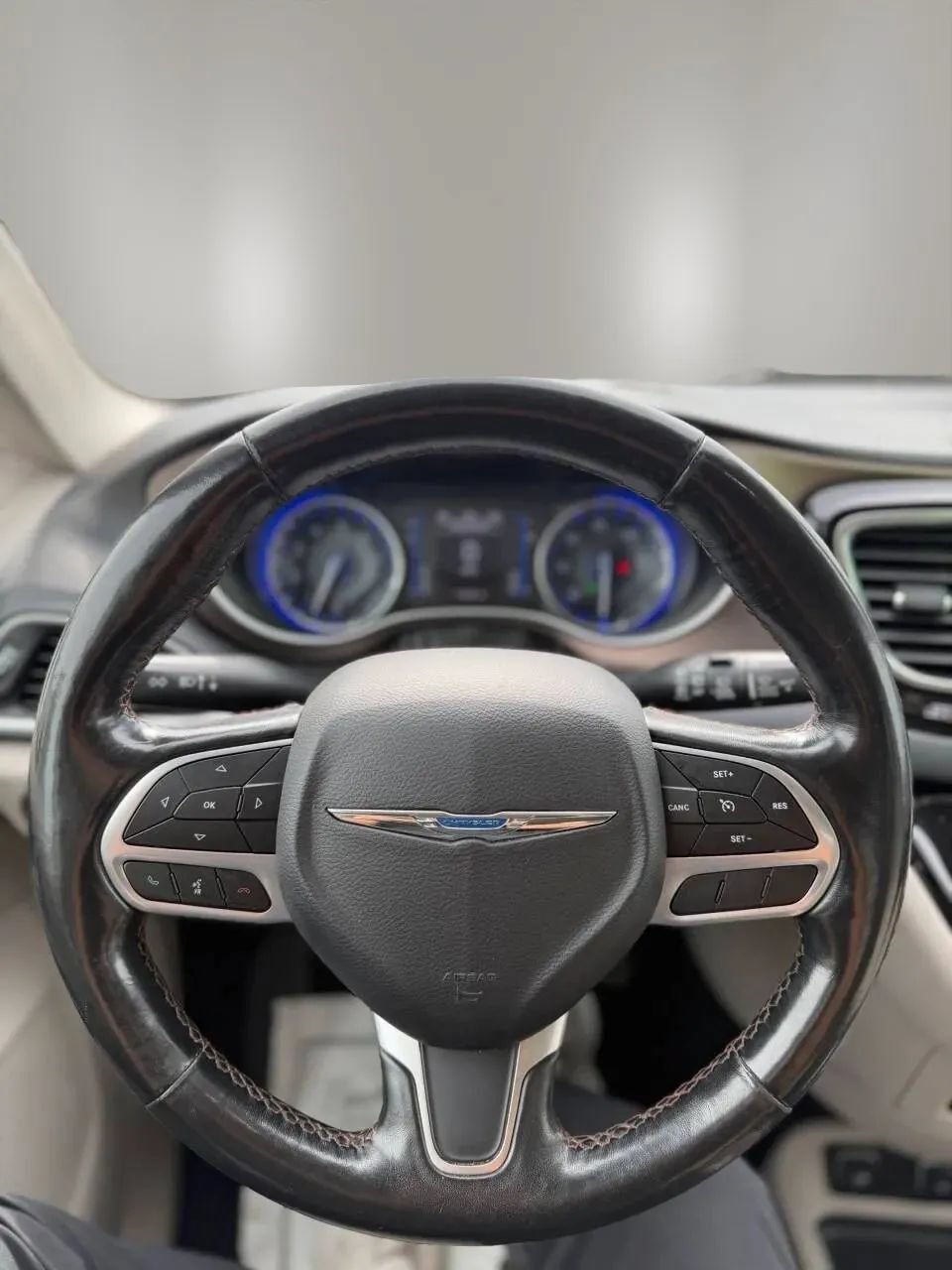 Used 2019 Chrysler Pacifica Touring-L FWD image 13