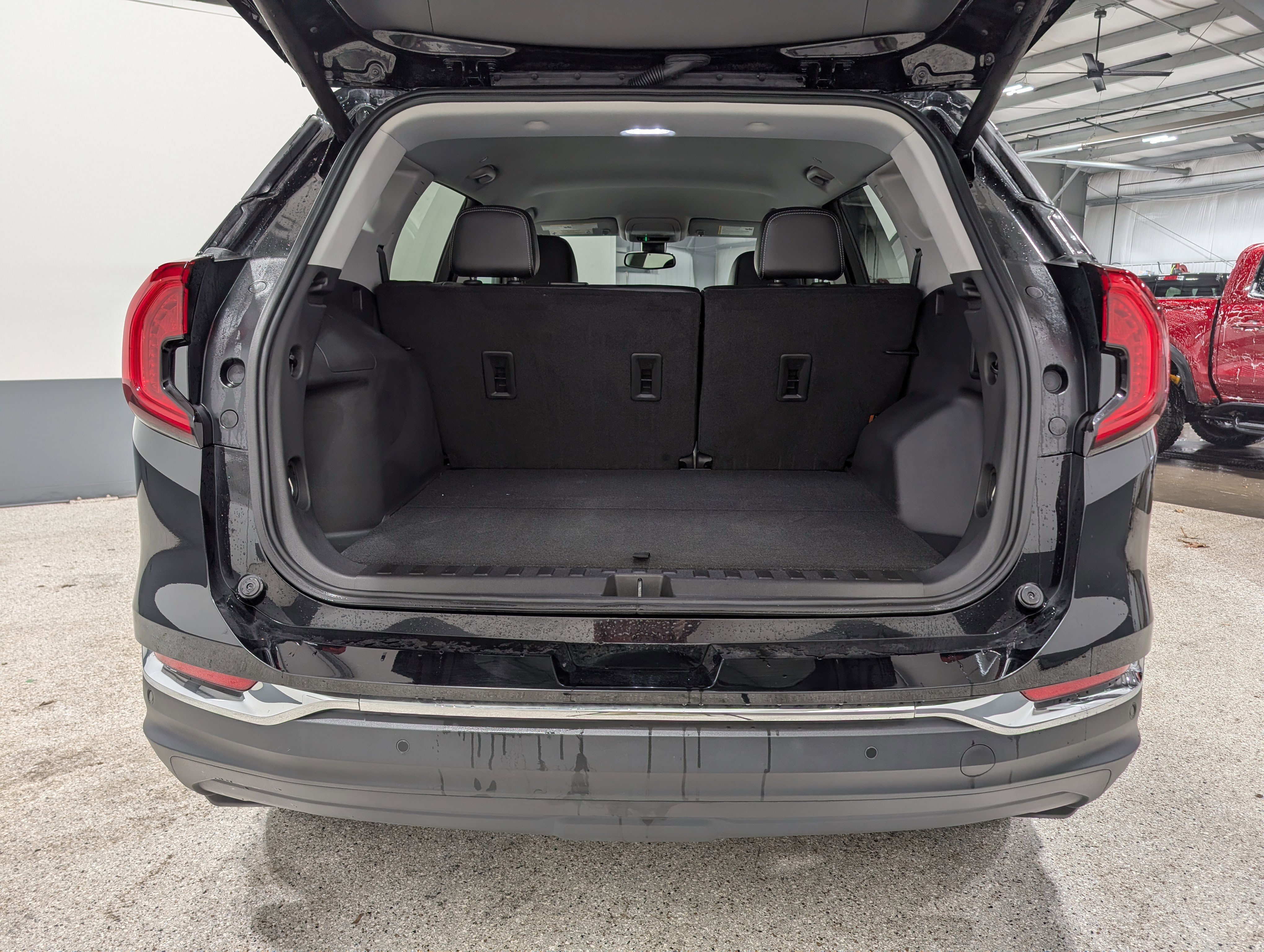 Used 2023 GMC Terrain SLT w/ Infotainment Package II image 18