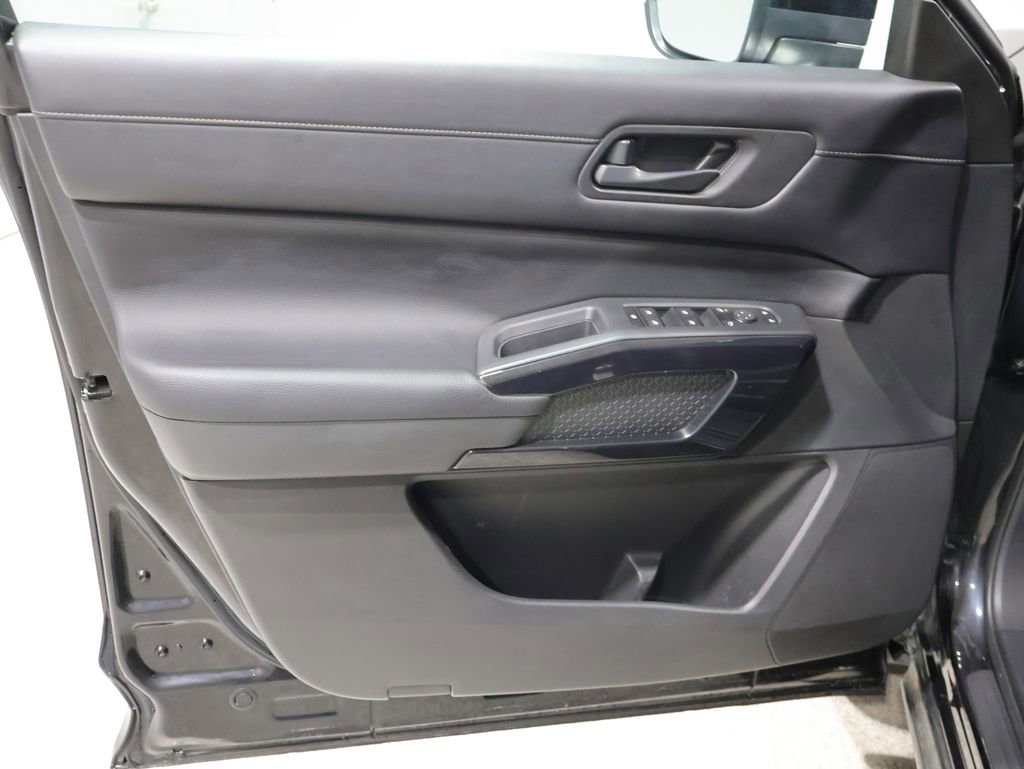 Used 2024 Nissan Pathfinder S AWD/4WD image 13