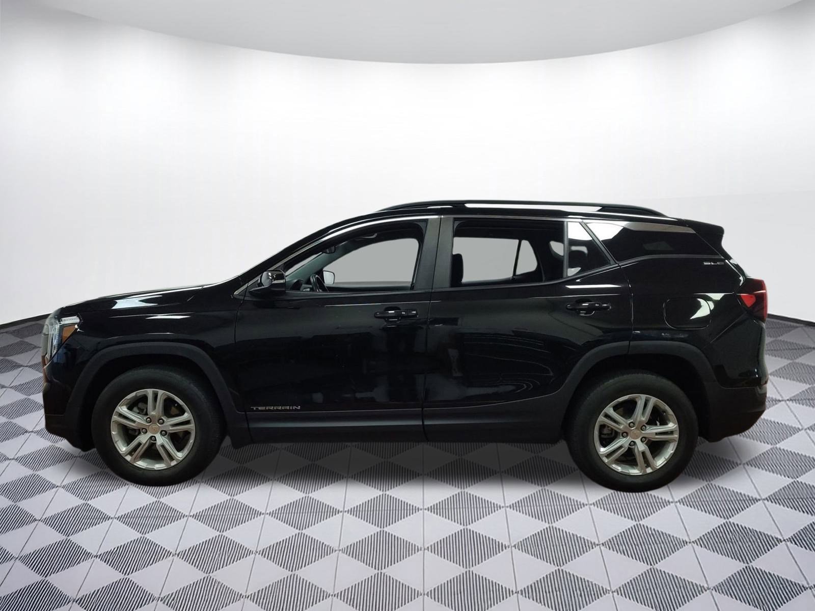 Used 2022 GMC Terrain SLE w/ Driver Convenience Package image 2