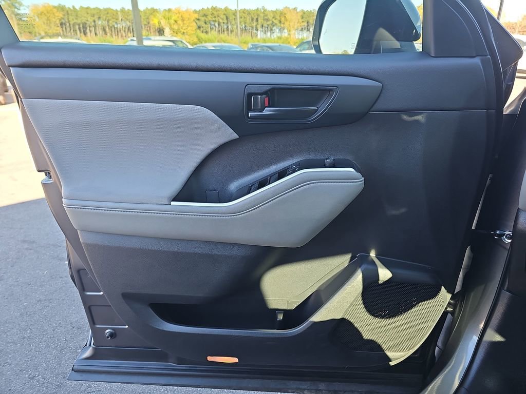 Used 2023 Toyota Highlander L image 33