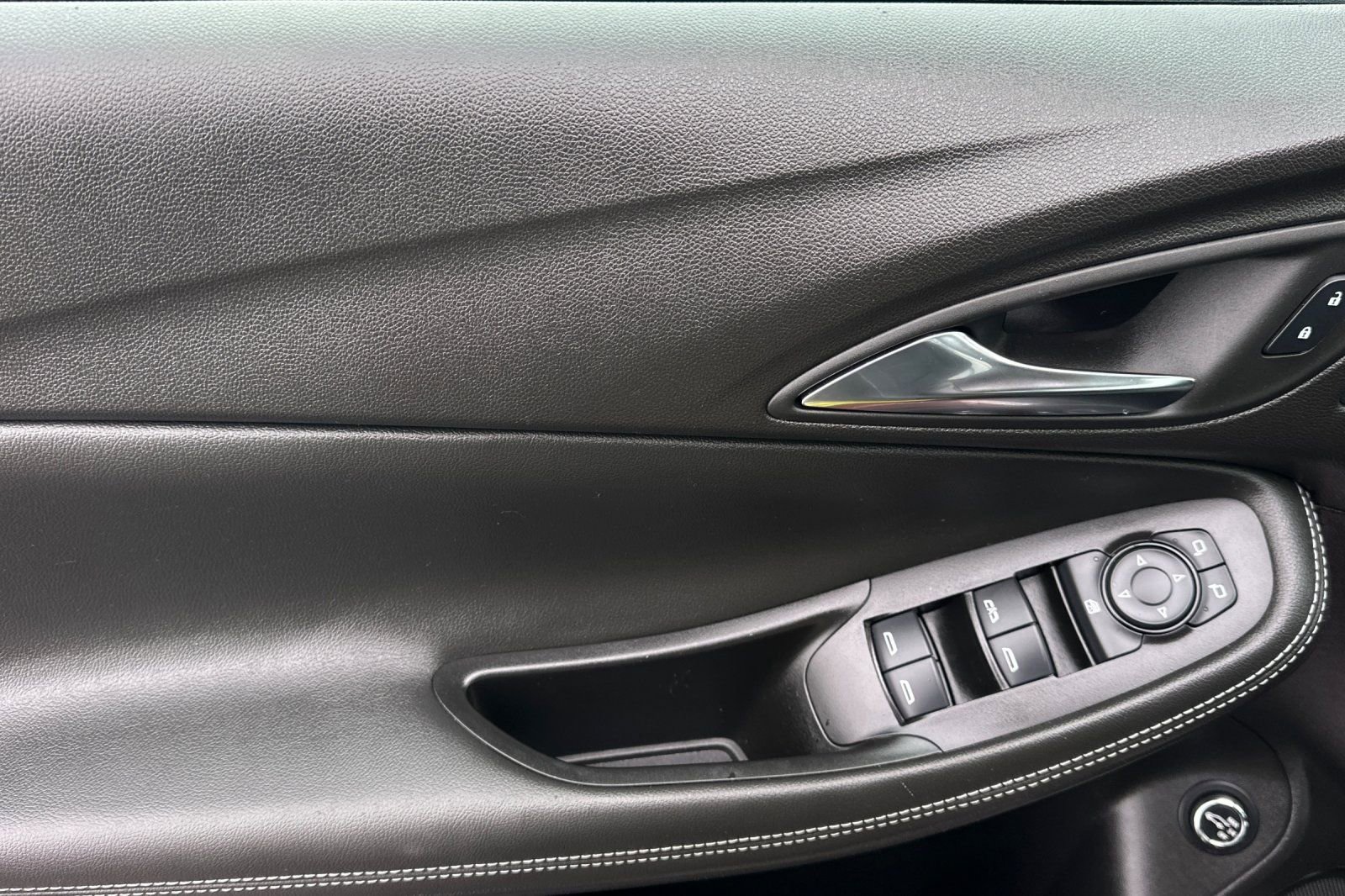 Used 2024 Buick Encore GX Avenir w/ Avenir Convenience Package image 11