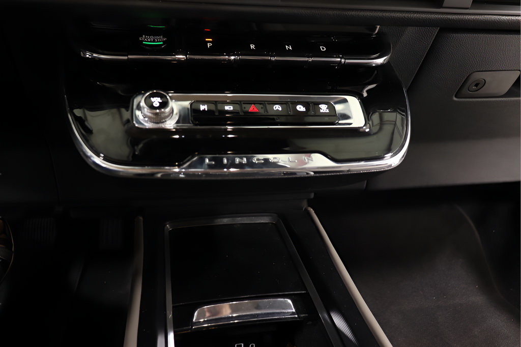 Used 2024 Lincoln Corsair AWD w/ Towing Package image 10