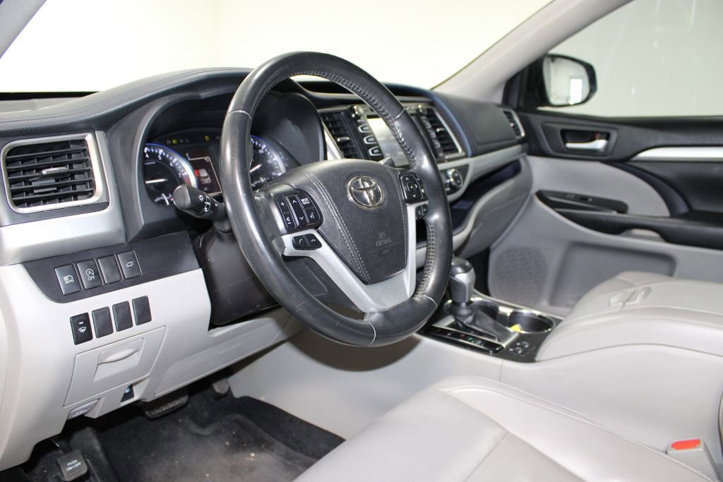 Used 2018 Toyota Highlander XLE FWD image 17