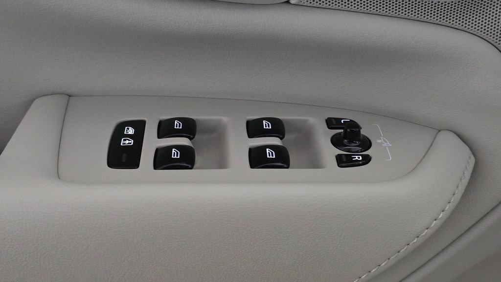 Certified 2025 Volvo XC90 T8 Plus image 24