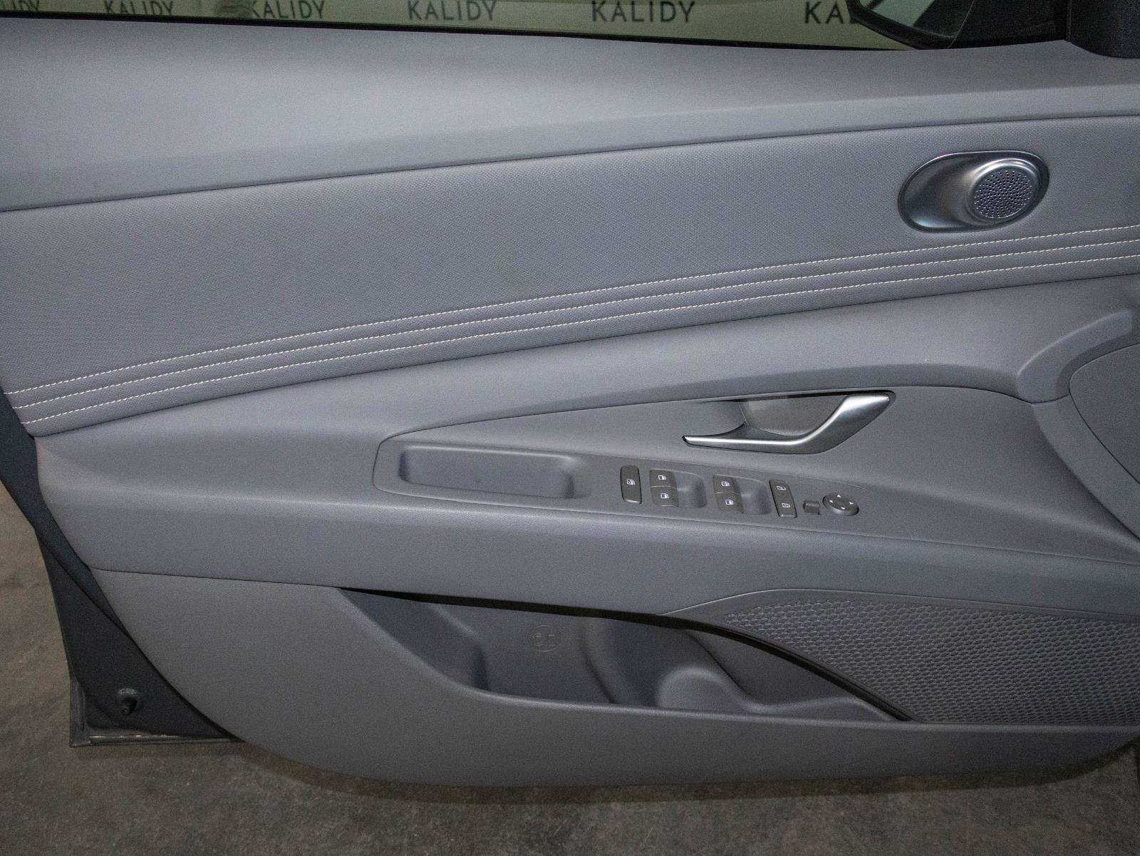 Used 2025 Hyundai Elantra SEL image 11