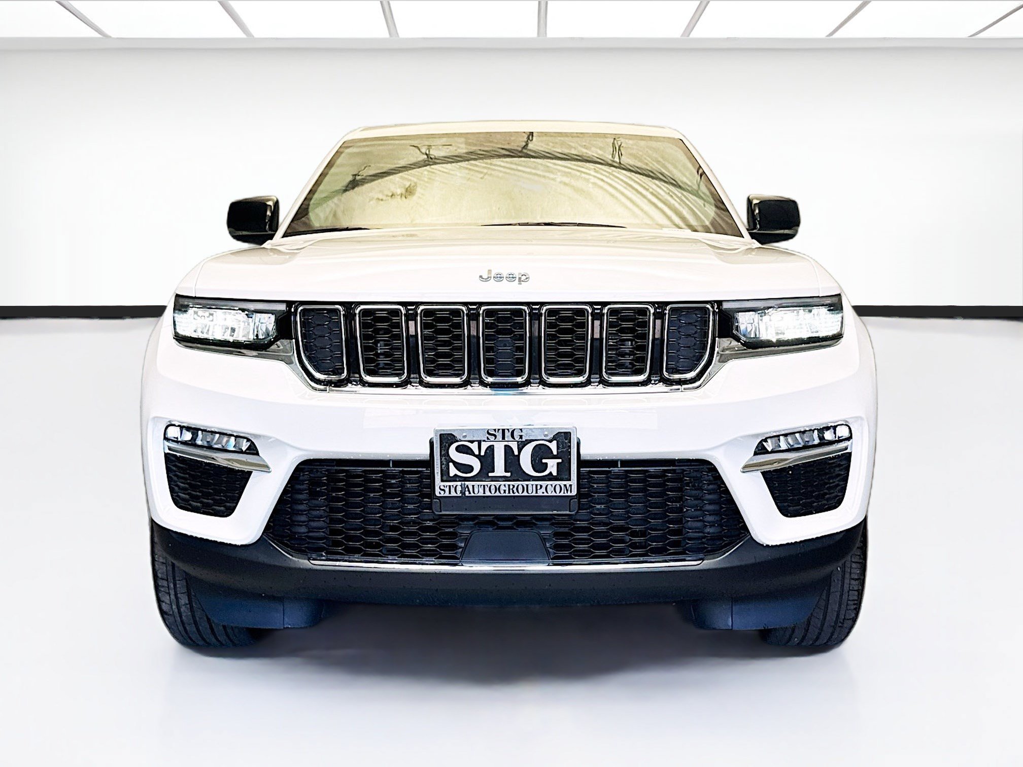 Used 2023 Jeep Grand Cherokee 4WD 4xe image 2