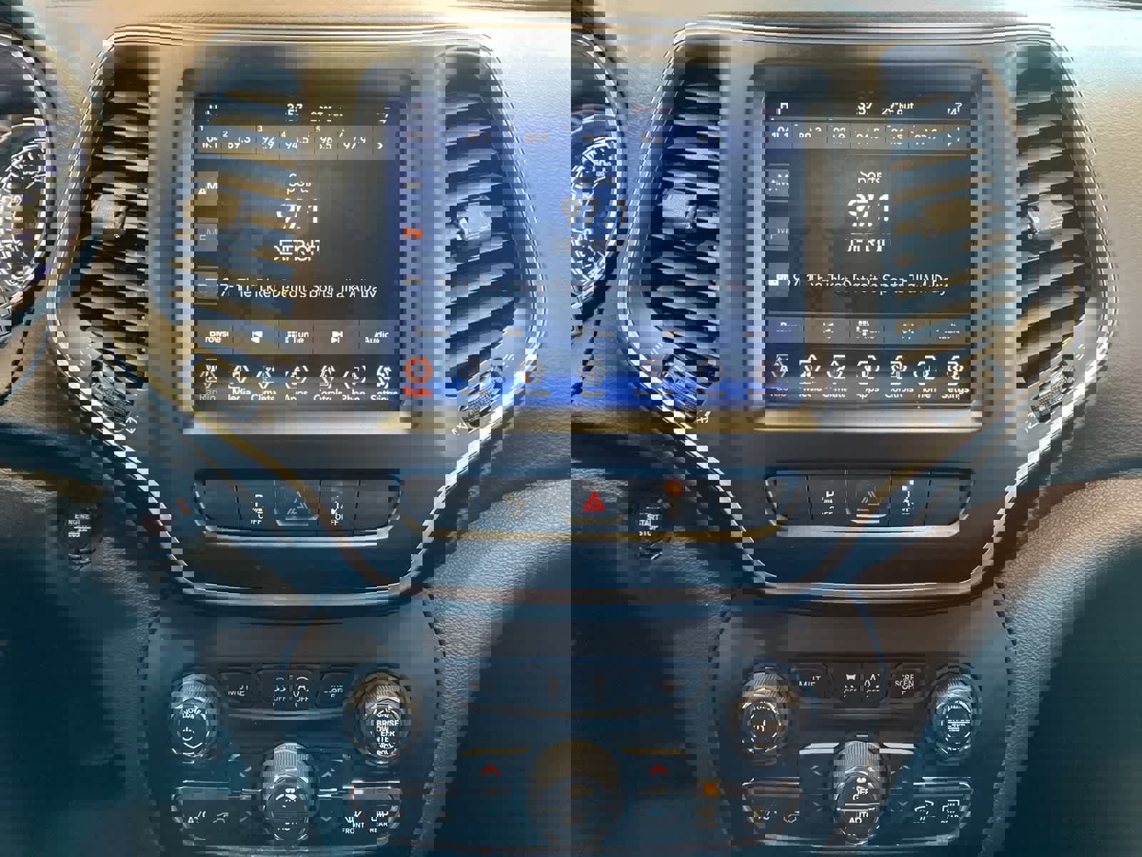 Used 2021 Jeep Cherokee Latitude Lux w/ Comfort/Convenience Group image 12