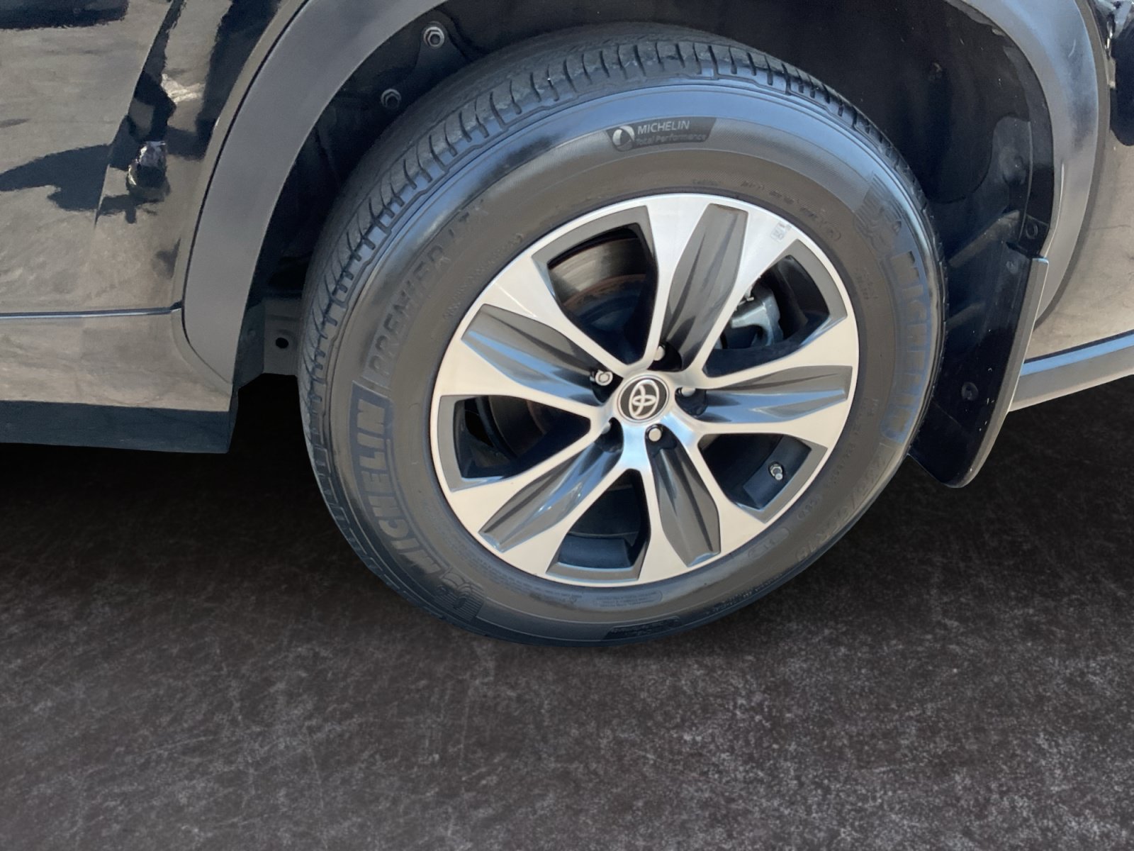 Used 2024 Toyota Highlander XLE FWD image 9