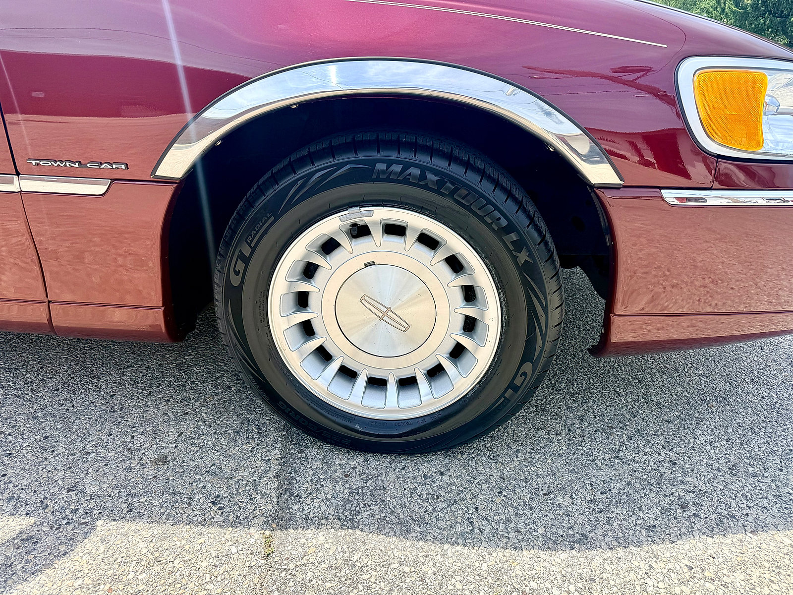 Used 2002 Lincoln Town Car Executive RWD image 18